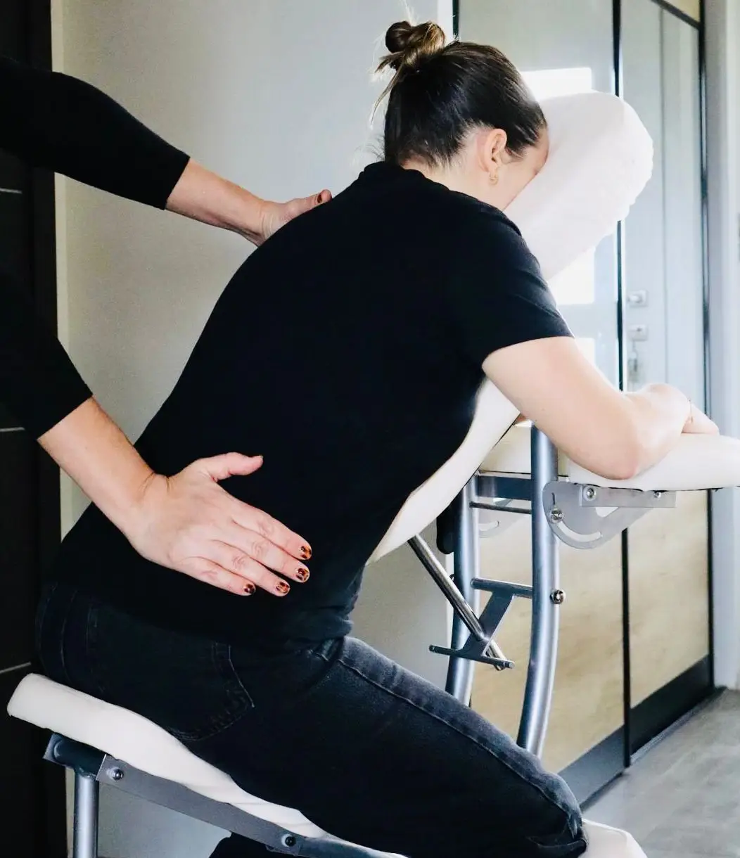 Massage Amma assis pour la détente du dos et des épaules